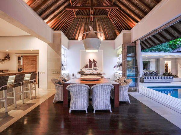 Villa Jajaliluna - Dining Area with Pool View